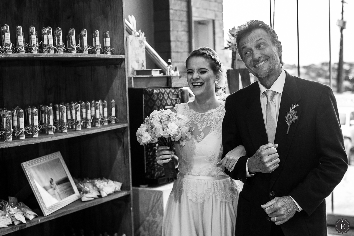 entrada da noiva feliz com seu pai em casamento no espaço alca em marialva