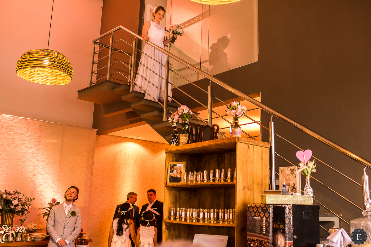 linda entrada da noiva descendo as escadas no espaço alca em maringa