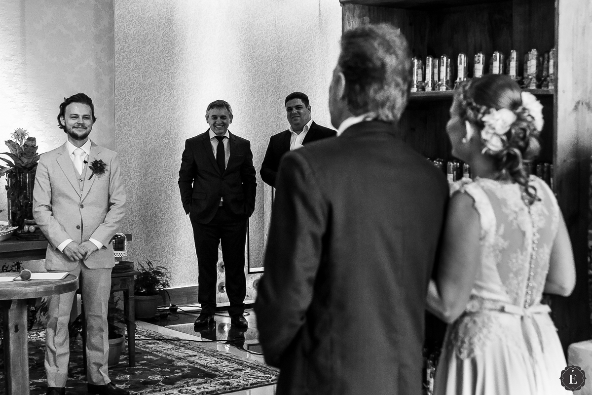 linda reação do noivo a espera de sua amada no casamento de dia