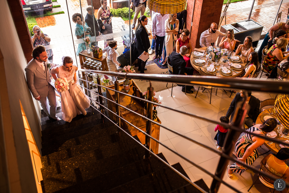 saída dos noivos da cerimonia de casamento no espaço alca em marialva