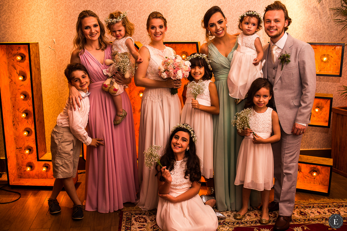 retrato dos noivos e pajens com vestido curto e coroa de flores no cabelo em casamento diferente na cidade de maringa no parana