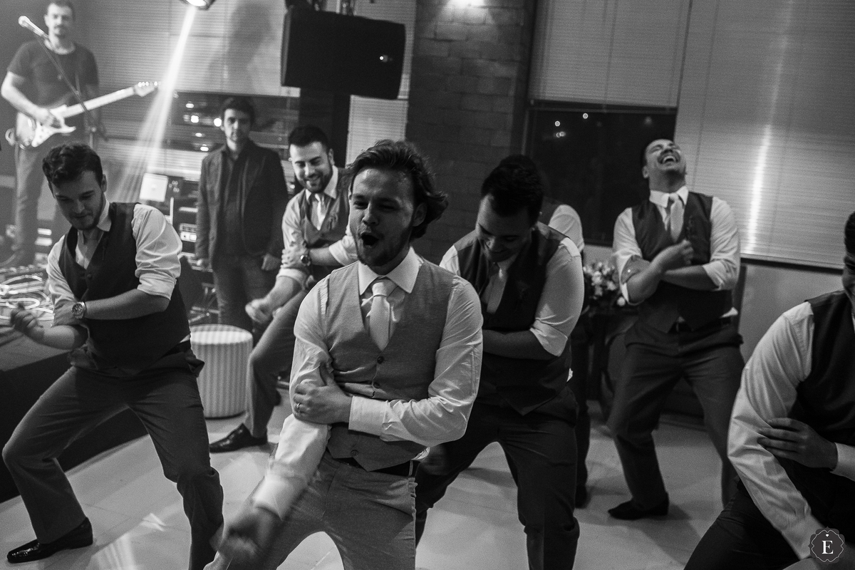 noivo faz dança supresa com padrinhos para sua noiva no casamento