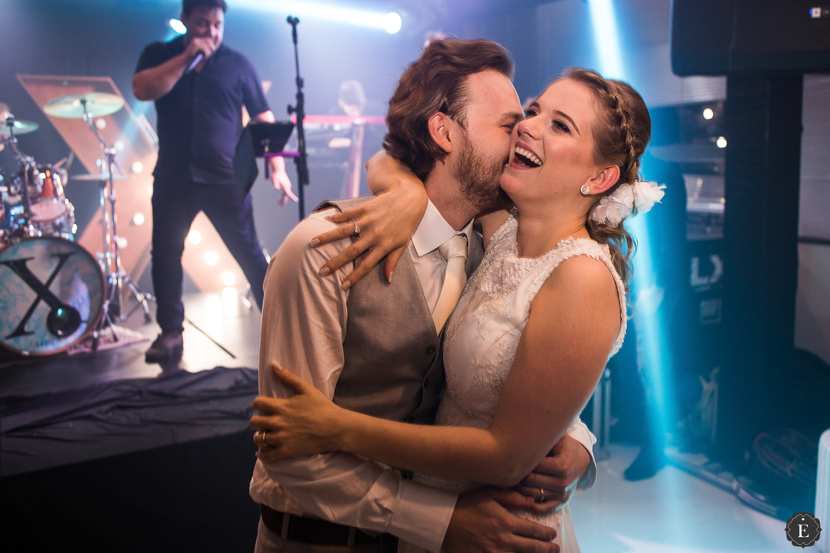 noivo feliz abraça sua noiva em festa de casamento no espaço alca em maringa pr