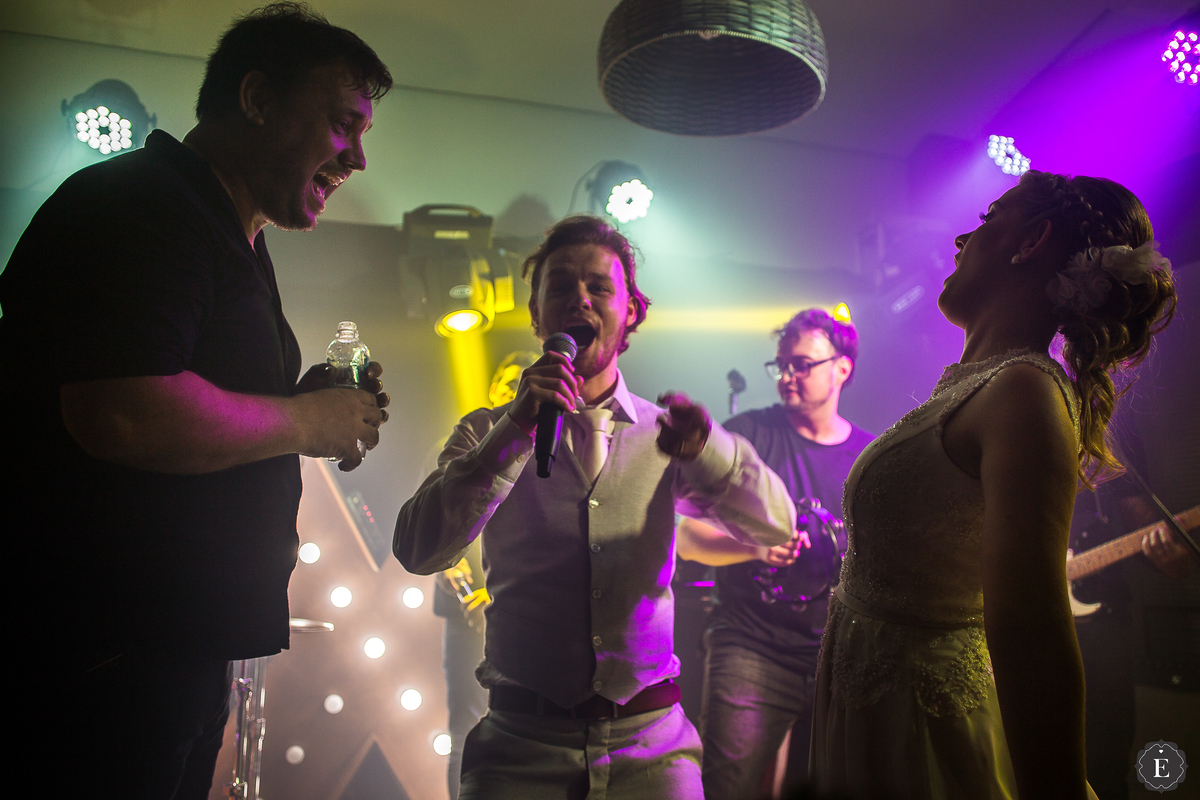 noivo sobe no palco e canta para noiva na festa de casamento no espaço alca em maringa