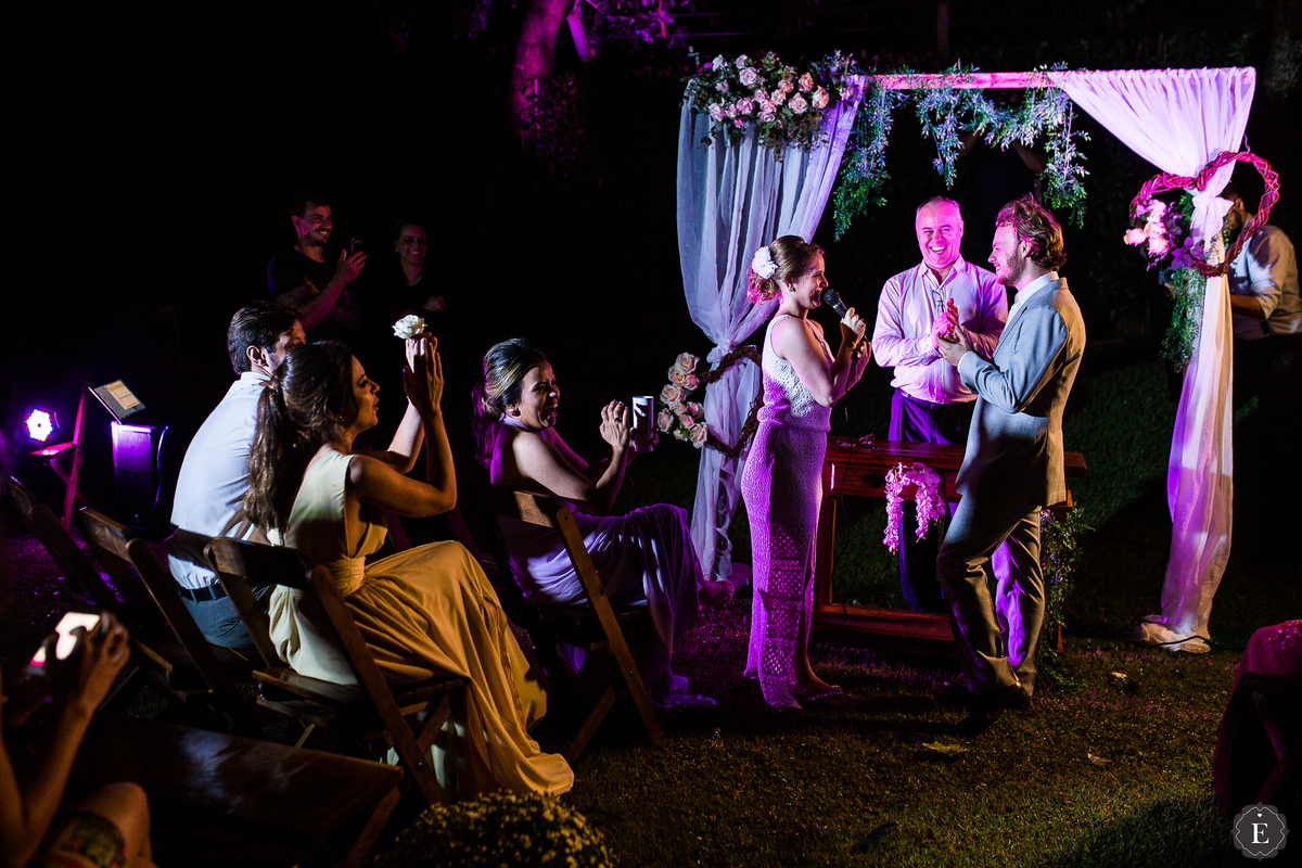 noivos alegres em cerimonia de casamento a noite e no campo em maringa pr