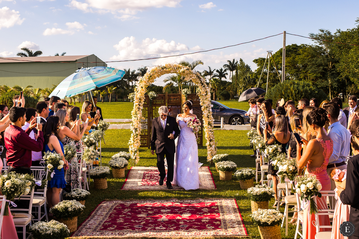 linda entrada da noiva em casamento ao ar livre no campo e decoração diferente com tapetes persa no estilo boho chic
