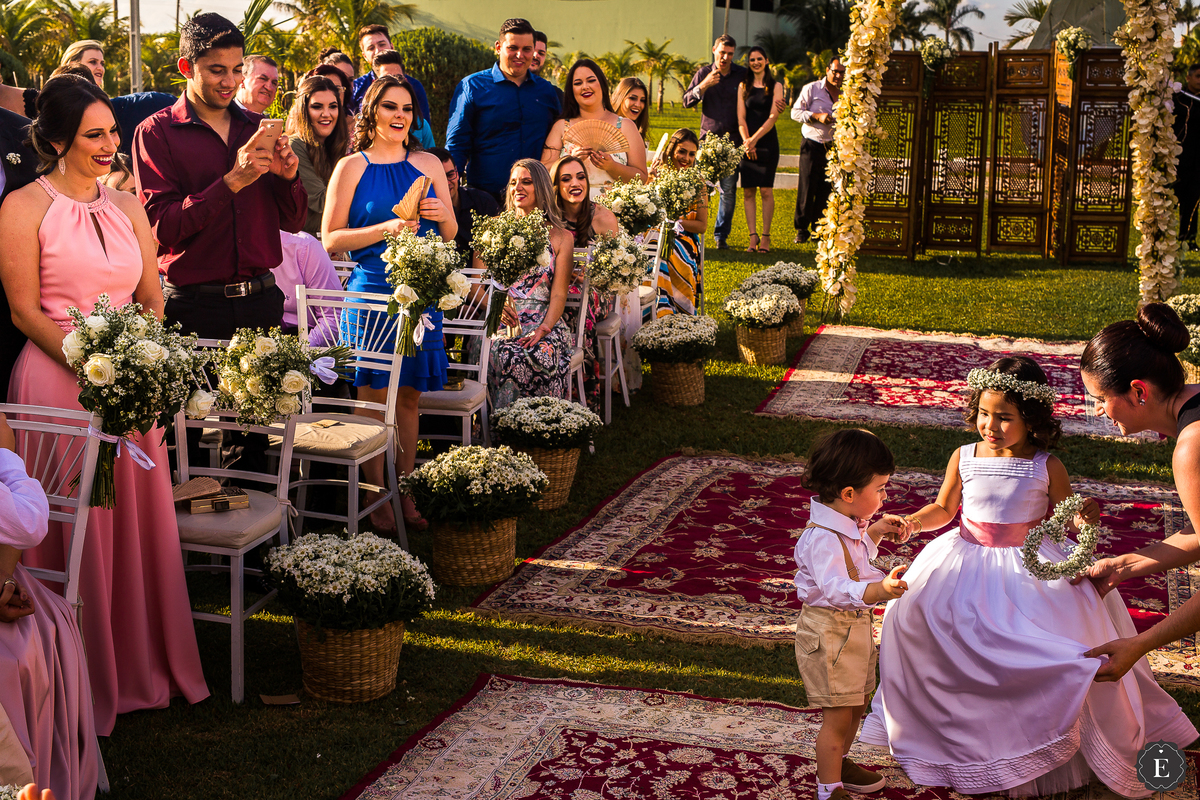pajens com suspensório e daminha de casamento com coroa de flores  fazendo gracinha