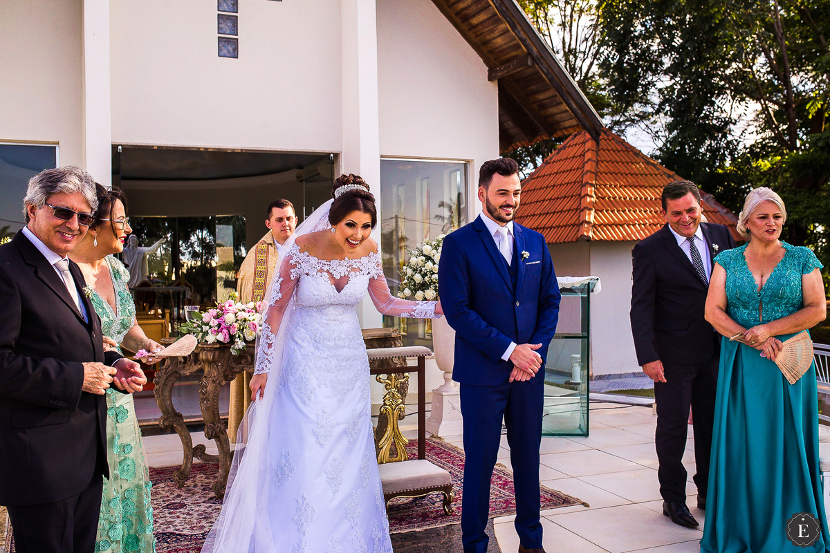 noiva espontânea e feliz em seu casamento de dia em cianorte parana