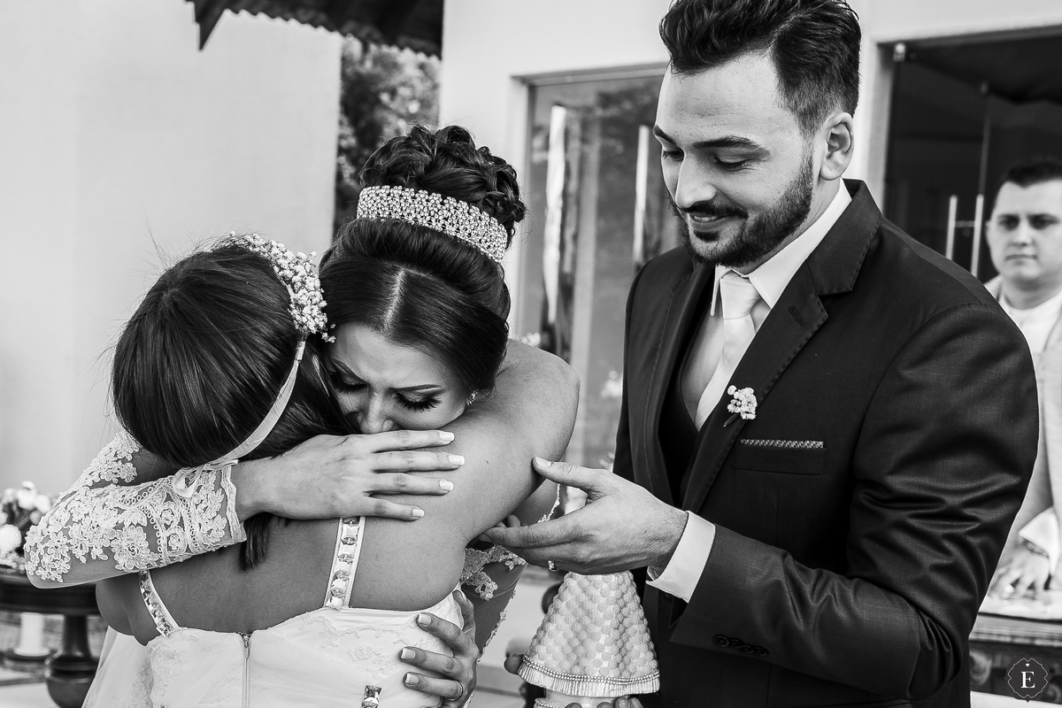 noiva emocionada abraçando a daminha do casamento ao ar livre em jussara