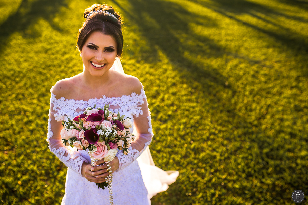 noiva delicada com vestido de noiva de manga longa e buque nas cores marsala em cianorte