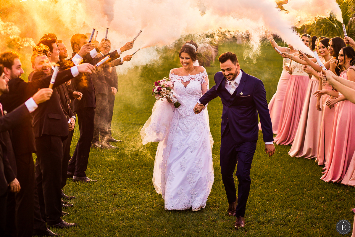saída da cerimonia de casamento com padrinhos jogando fumaça colorida em cianorte parana