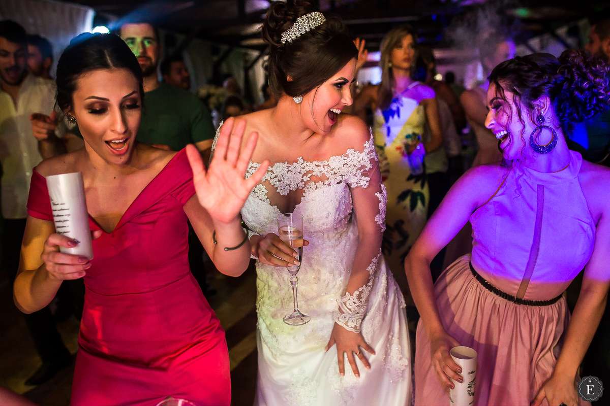 noiva alegre dançando com as amigas em sua festa de casamento na chácara valotto em jussara