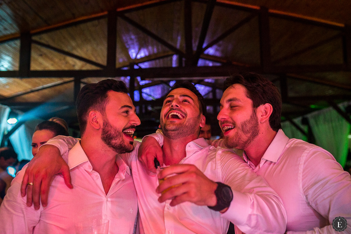 noivo cantando com amigos na festa de casamento em cianorte parana