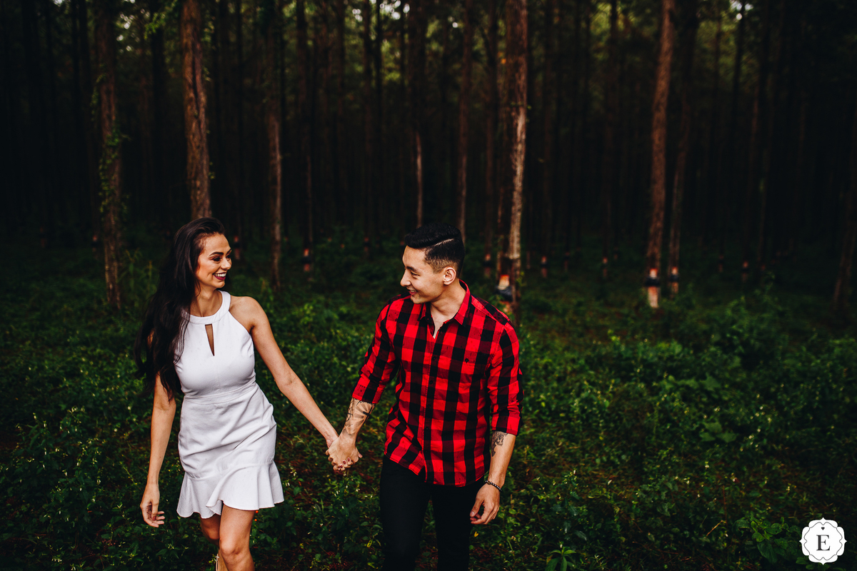 lindo casal com roupa xadrez e retro no ensaio pre wedding
