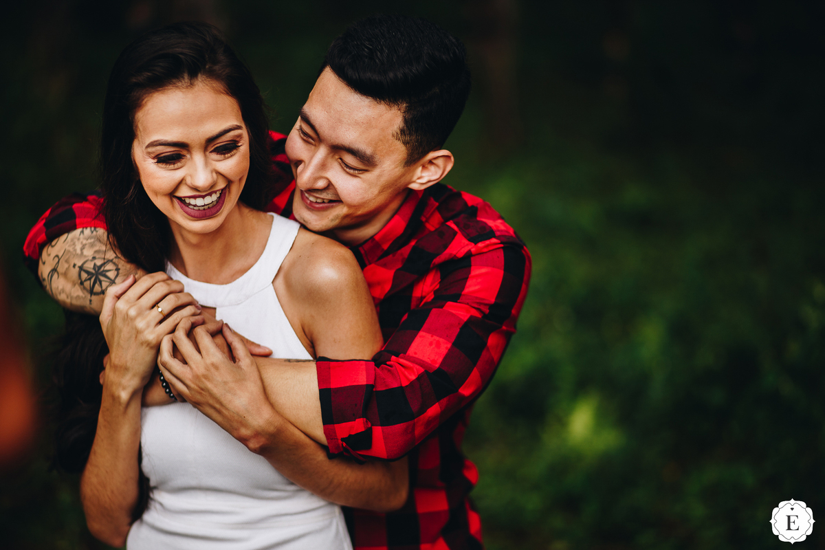 casal descolado estiloso  e tatuado em fotos do ensaio pre casamento no parana