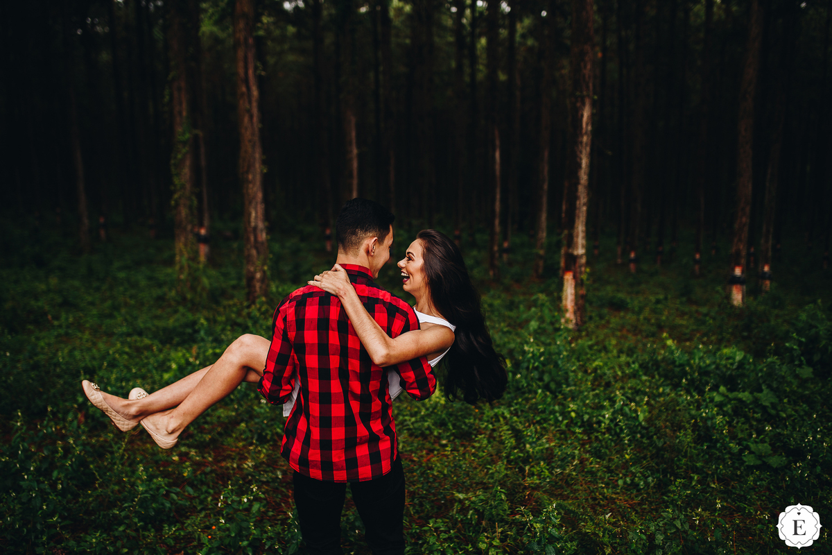 casal feliz com roupas descoladas e diferente para ensaio de casamento no parana