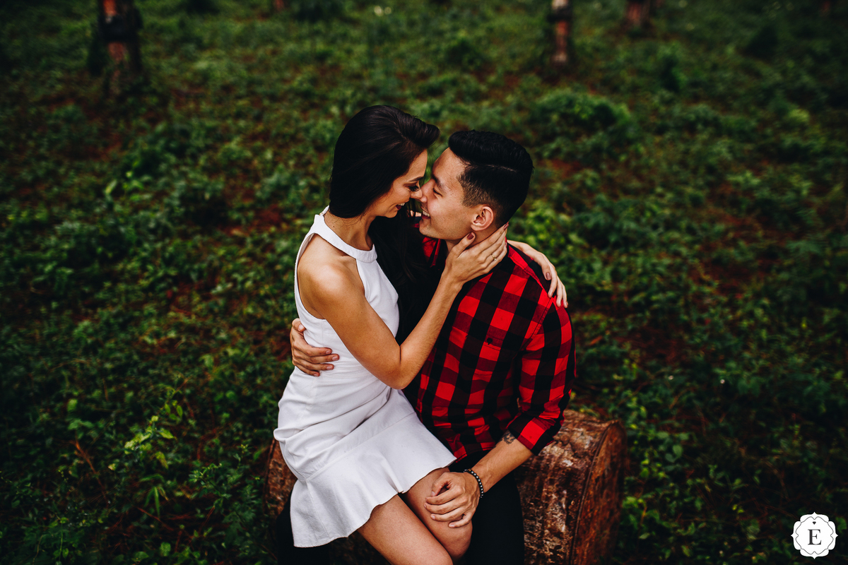 noivo e noiva em fotos românticas de casal no parana