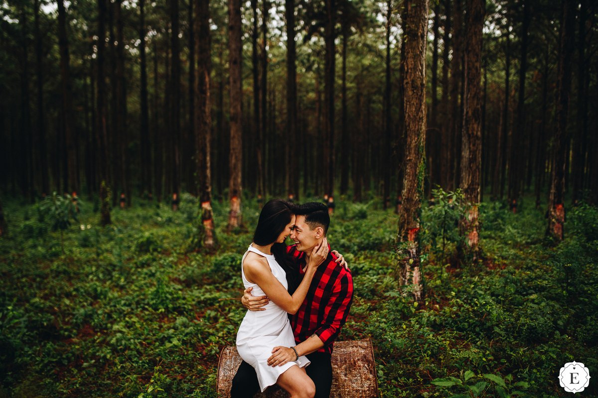 casal com roupas estilosas no ensaio pre casamento no parana