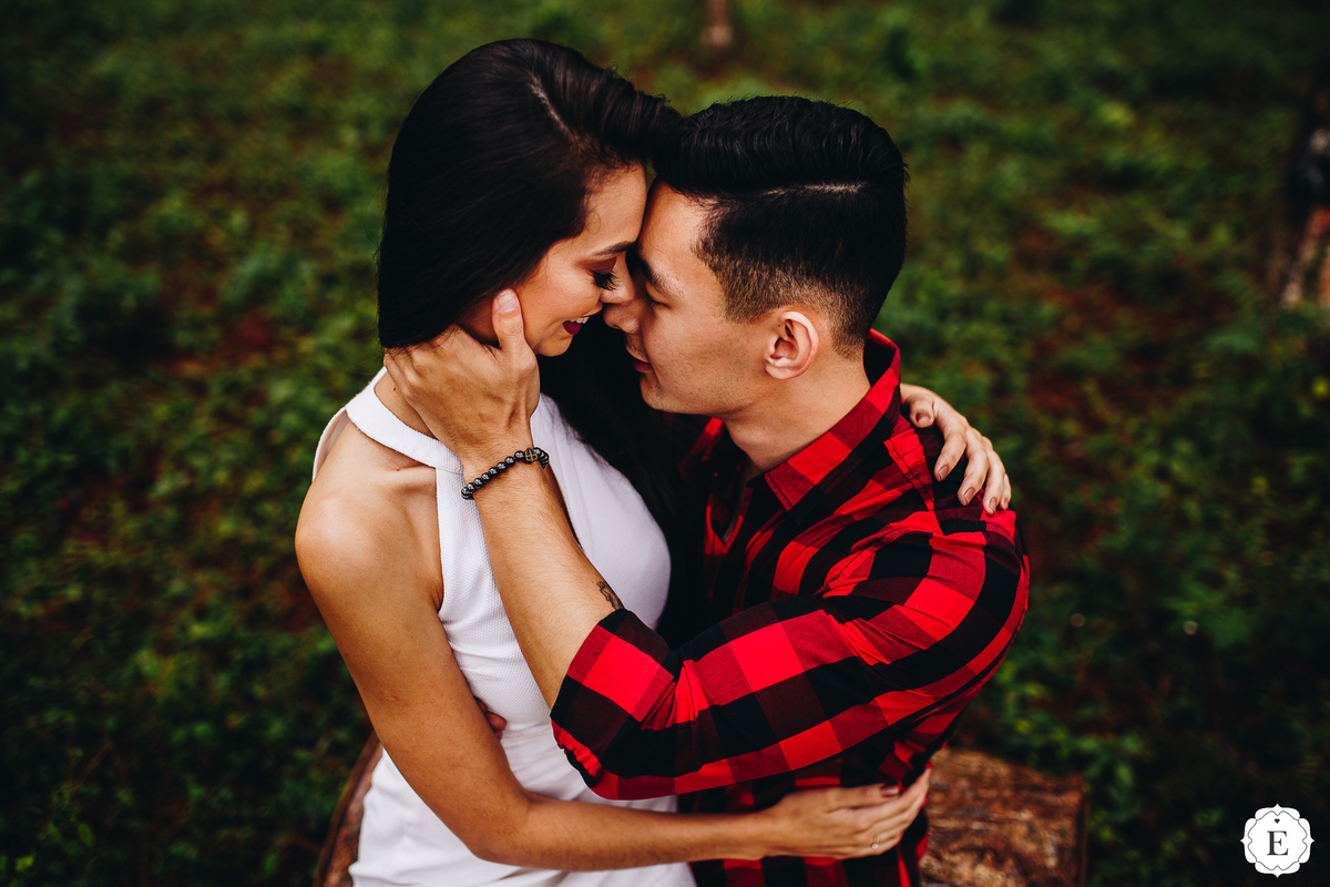 casal apaixonado em fotos para ensaio pré casamento em floresta dark no parana