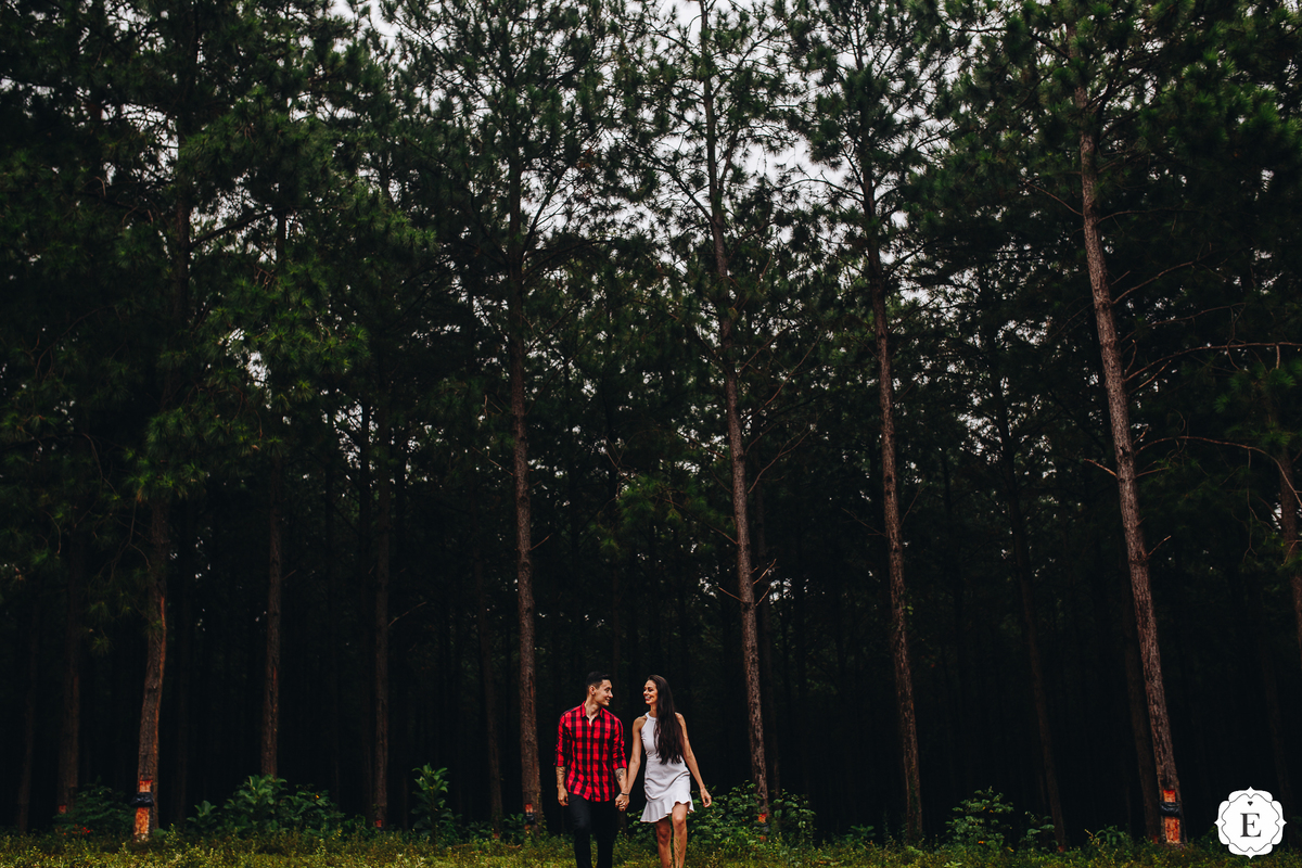 noivo e noiva com roupas descoladas e lindas para o ensaio pre wedding 