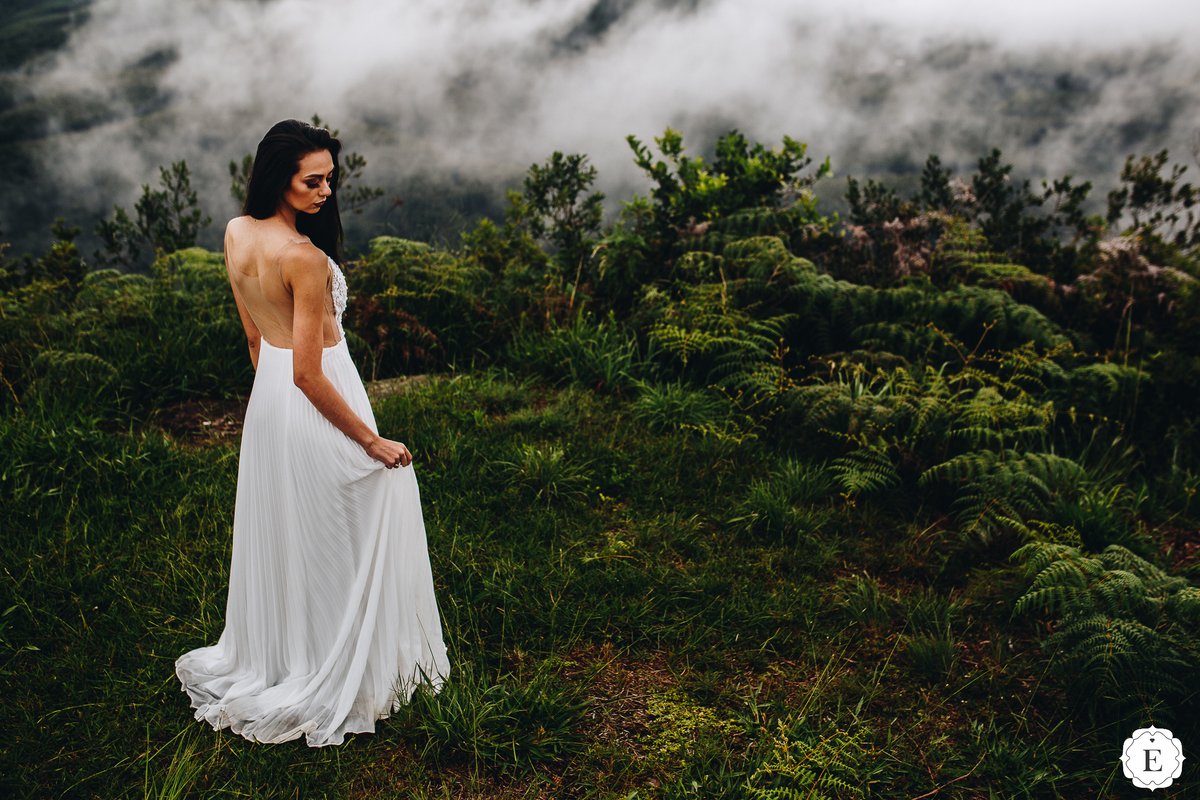 noiva estilosa com vestido de noiva diferente, simples e leve em maua da serra no parana