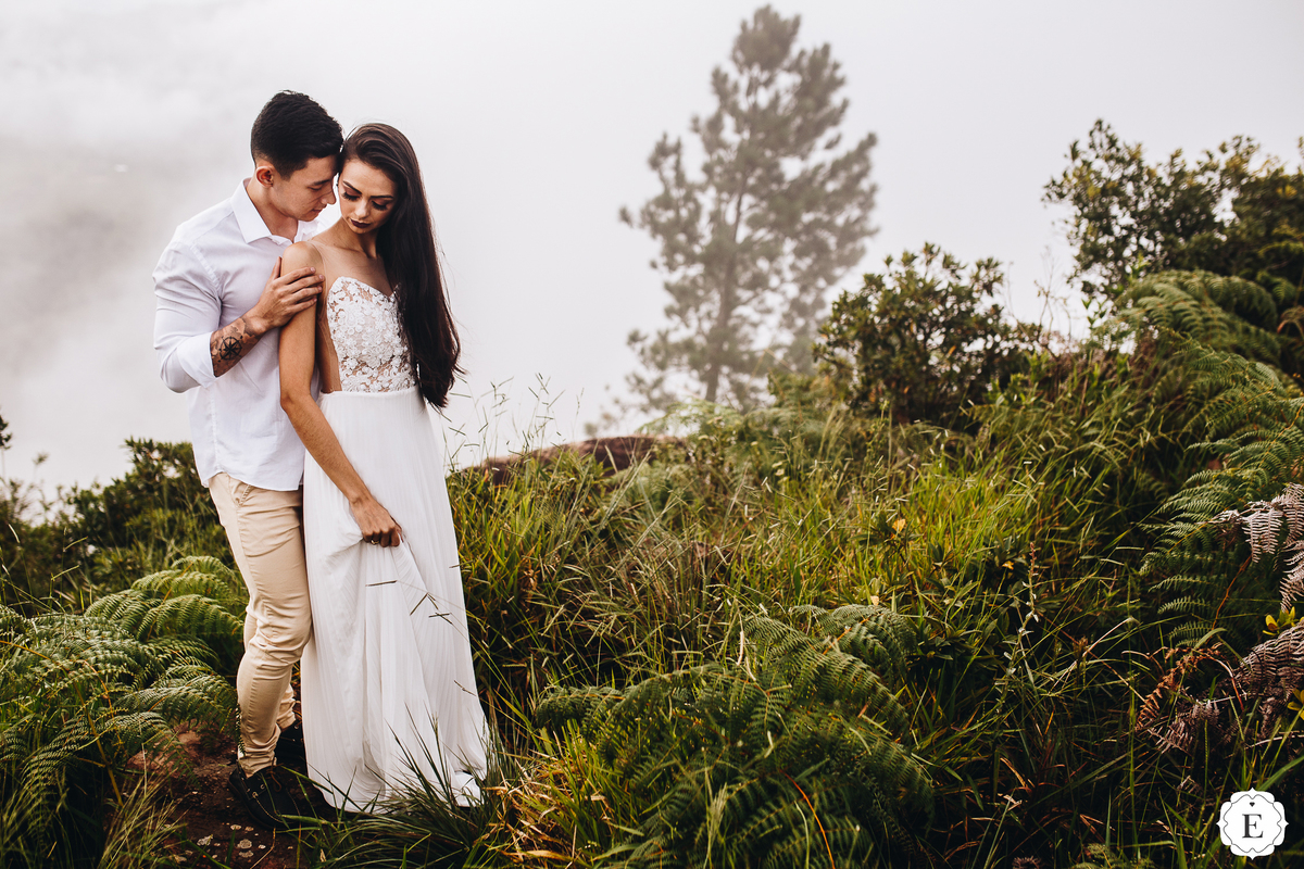 noivo e noiva em fotos românticas na serra com neblina no morro das antenas no parana