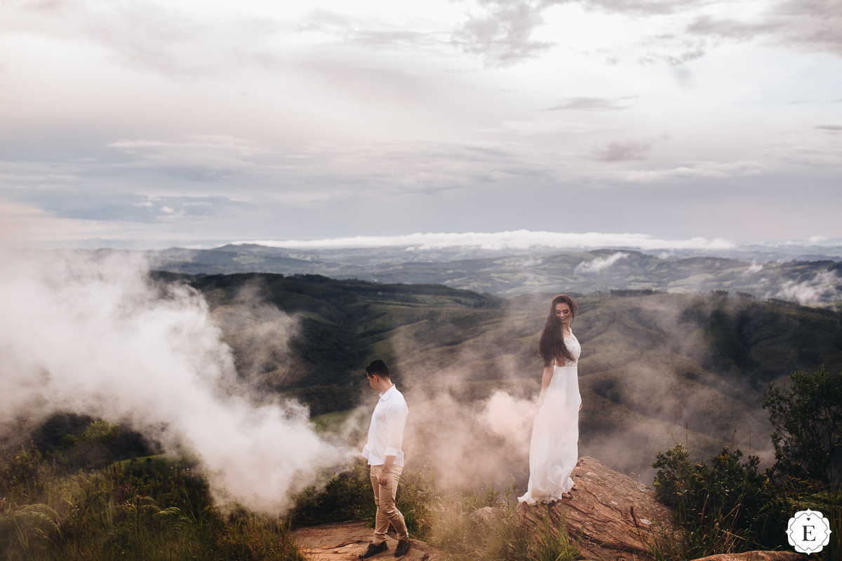 fotos de ensaio de casal diferentes com fumaça colorida na serra no parana