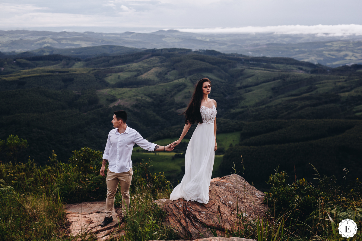 fotos de casal no estilo boho e retro nas montanhas no morro das antenas