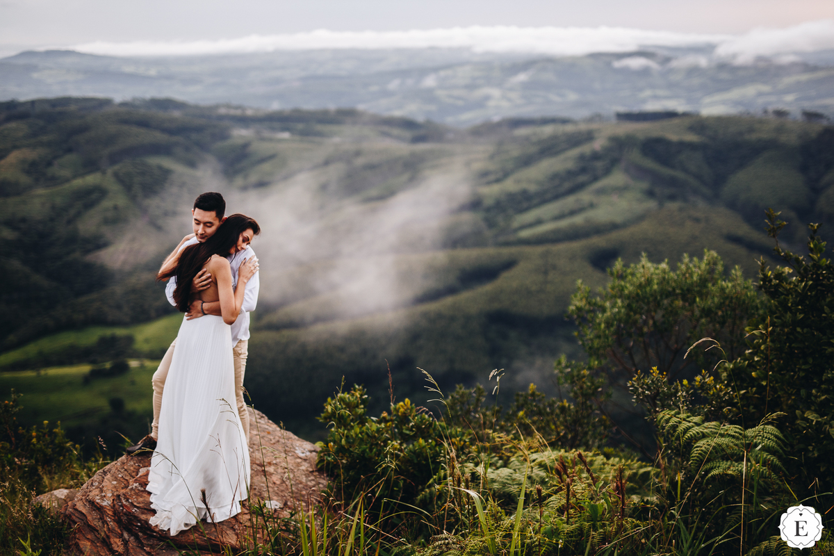casal romantico nas fotos do ensaio pre wedding com neblina nas montanhas no parana