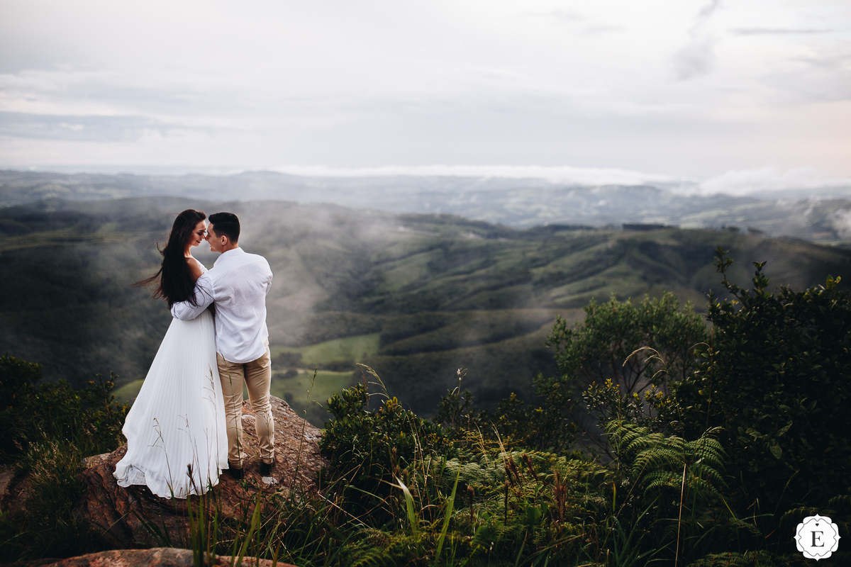 casal em fotos super diferentes na serra em ensaio pre casamento no parana