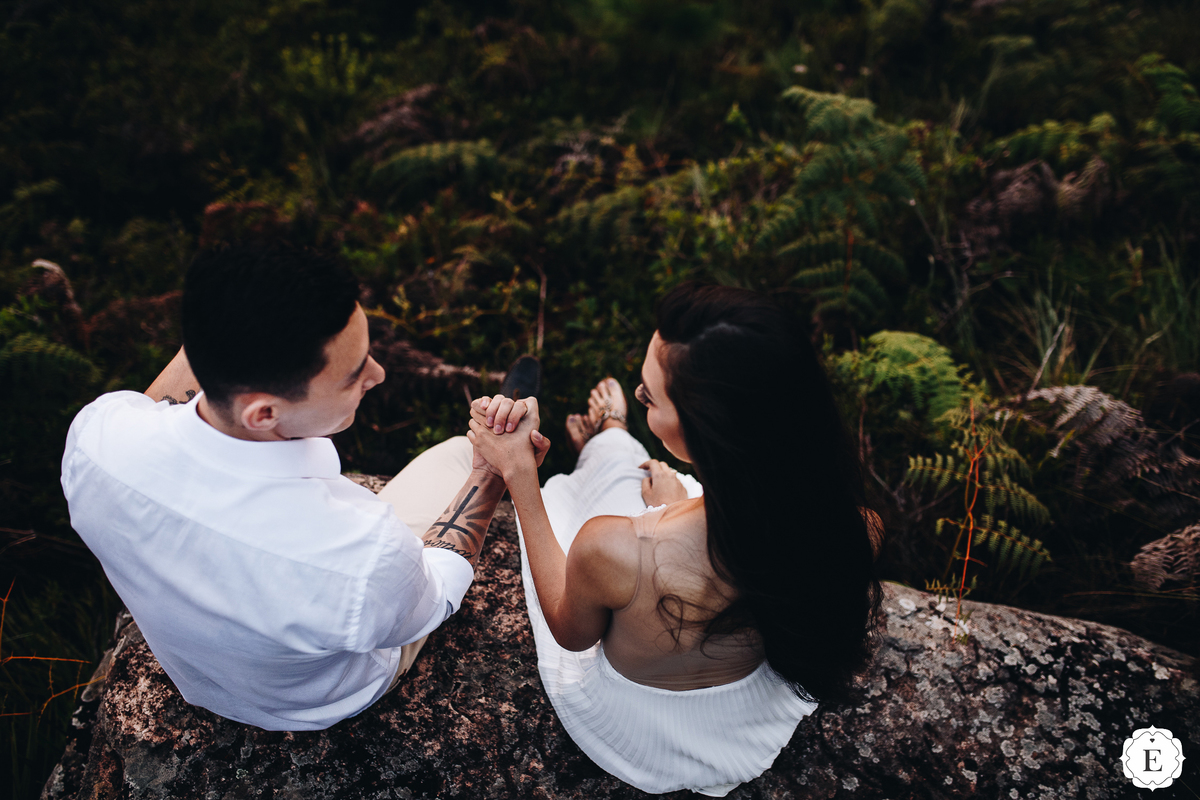 casal descolado e tatuado em fotos de casamento nas montanhas no parana