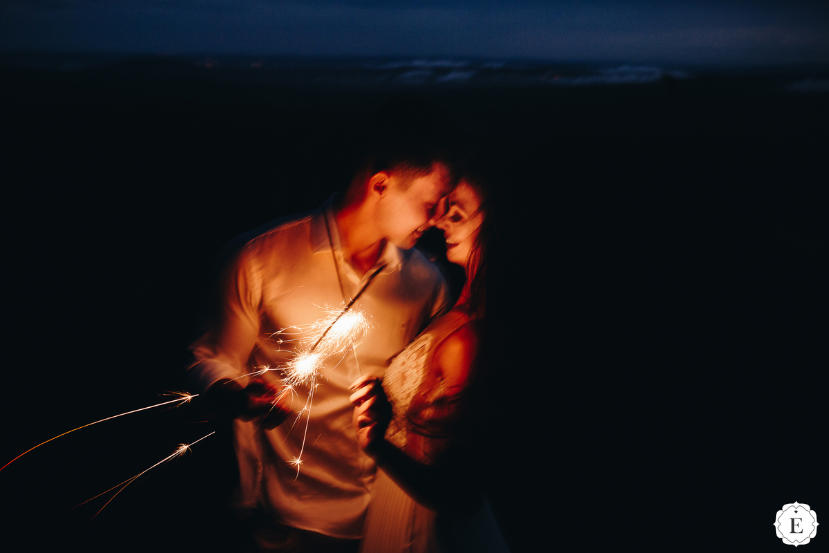 casal se beijando em fotos criativas do ensaio pre casamento no parana