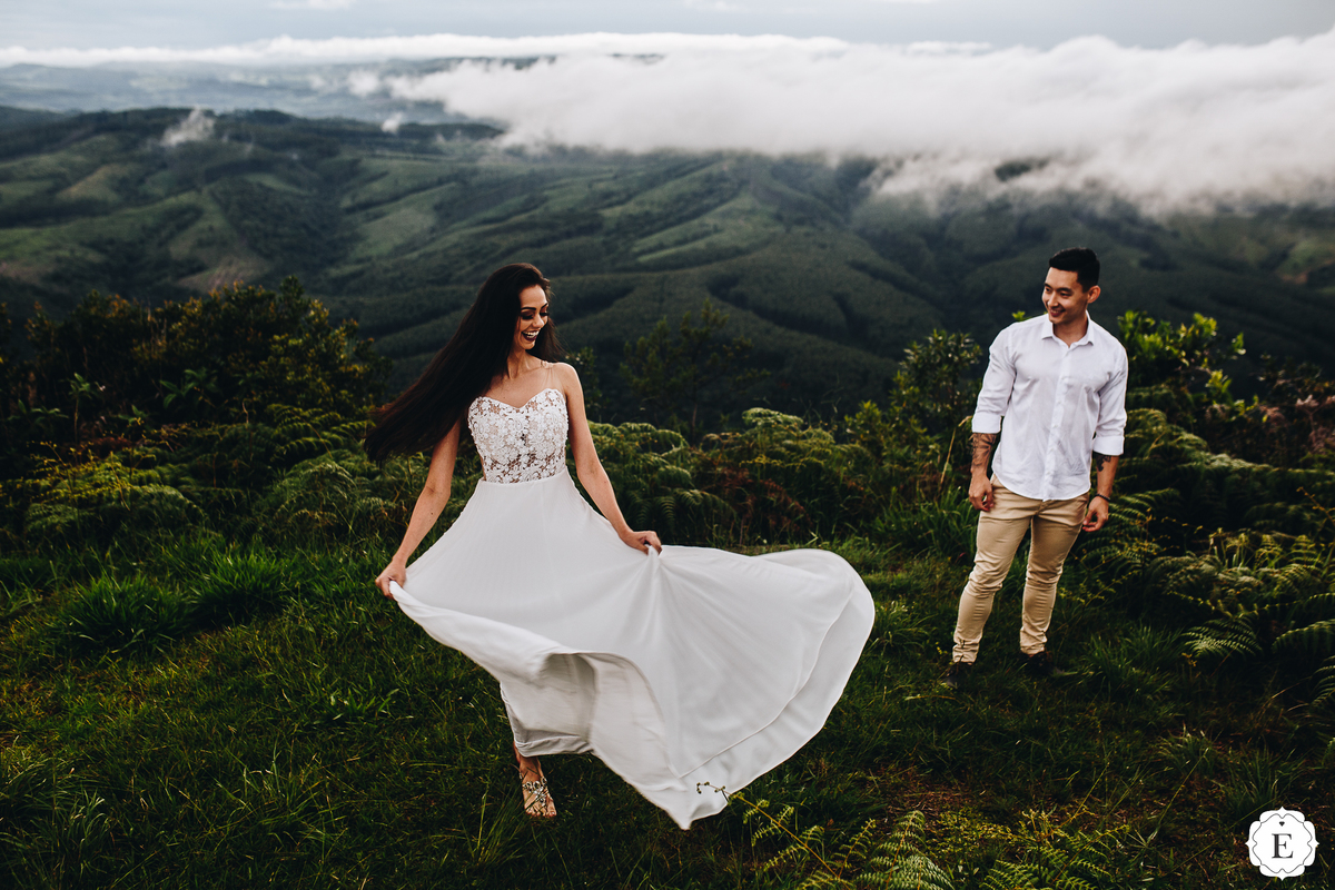 linda noiva feliz com vestido de noiva off white e saia plissada em fotos do ensaio pre wedding em maua da serra no parana