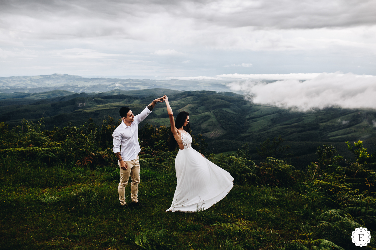 casal feliz em fotos para casamento na serra com neblina no parana