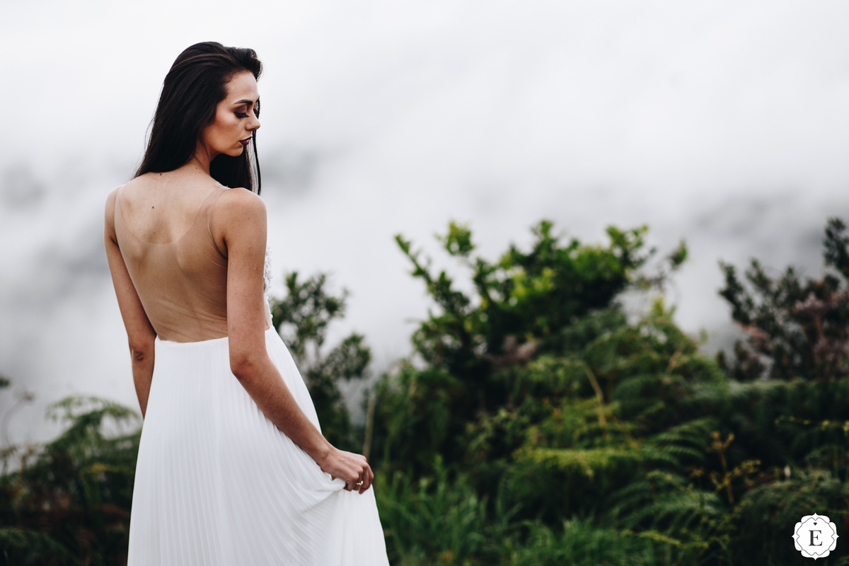 noiva com vestido de tule nas costas e saia plissada em fotos do ensaio pre casamento em maua da serra