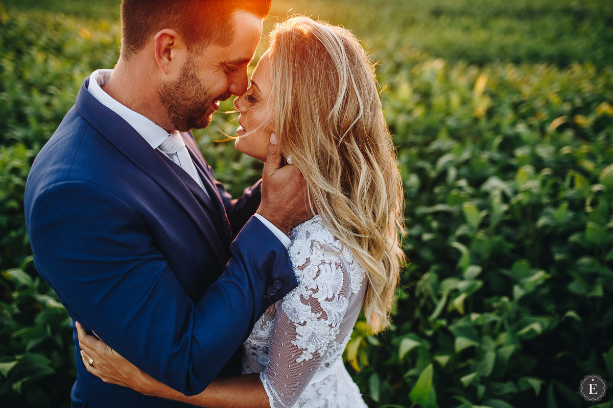 casal apaixonado em fotos diferentes depois casamento em cianorte parana 