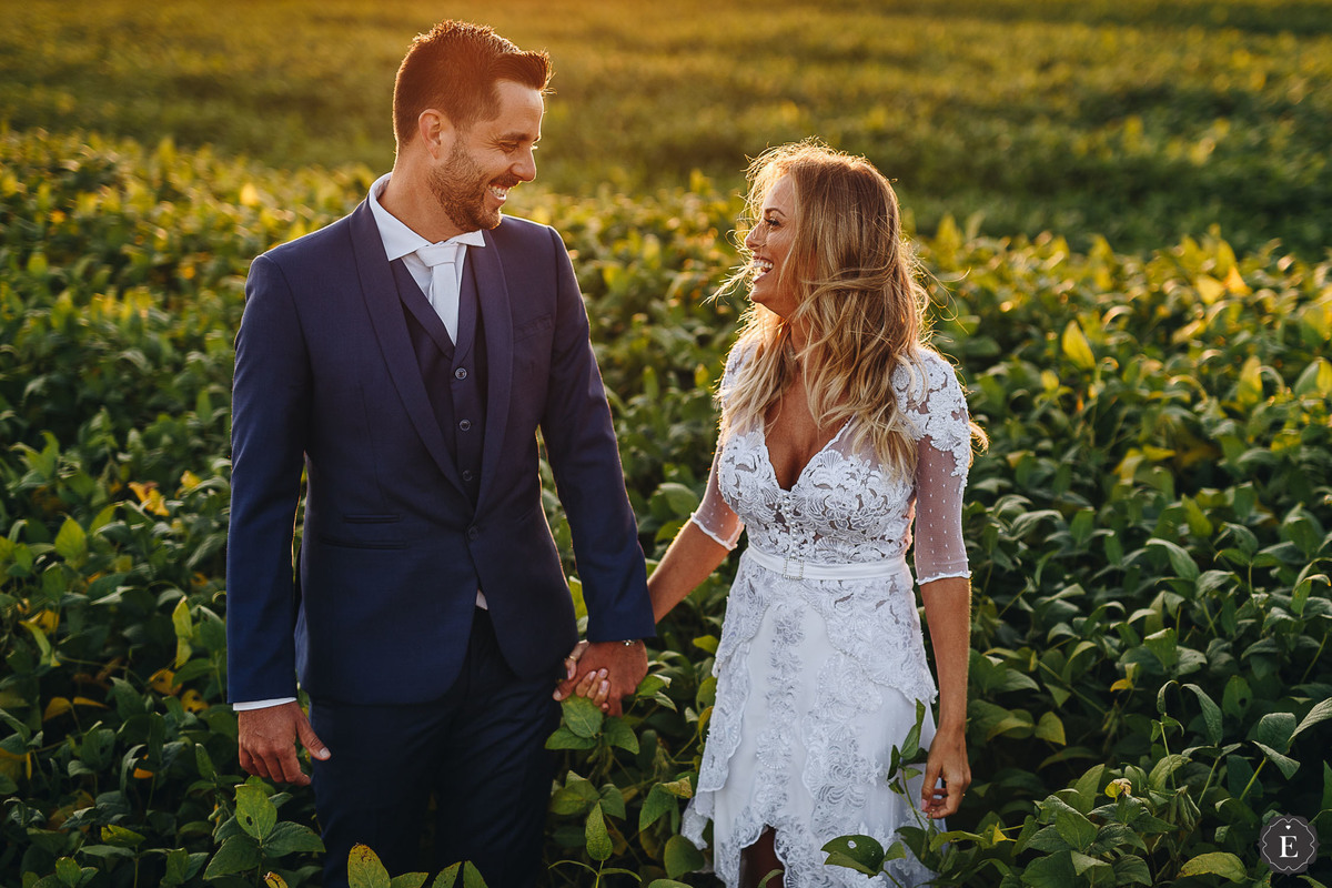 noivo com terno azul bic e noiva com vestido boho vintage em fotos de casamento no pr