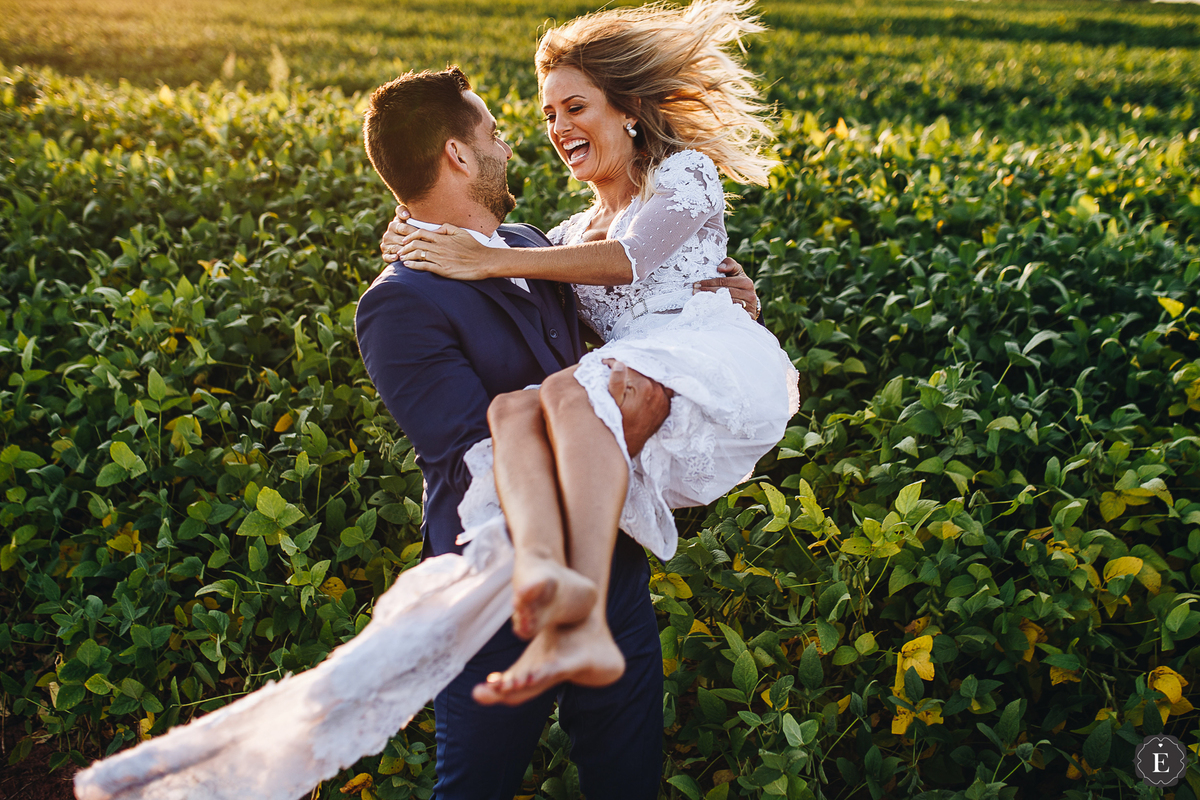 noivos felizes em fotos criativas no nascer do sol em cianorte parana