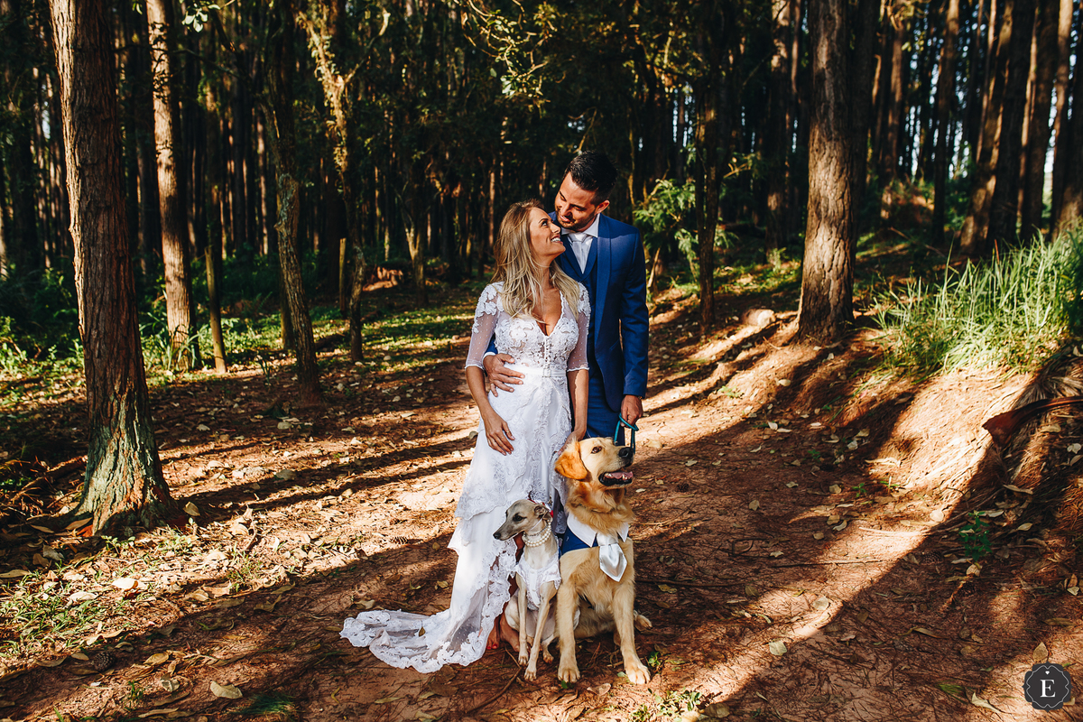 noivos em fotos externas pós casamento diferentes com seus cachorros em cianorte pr
