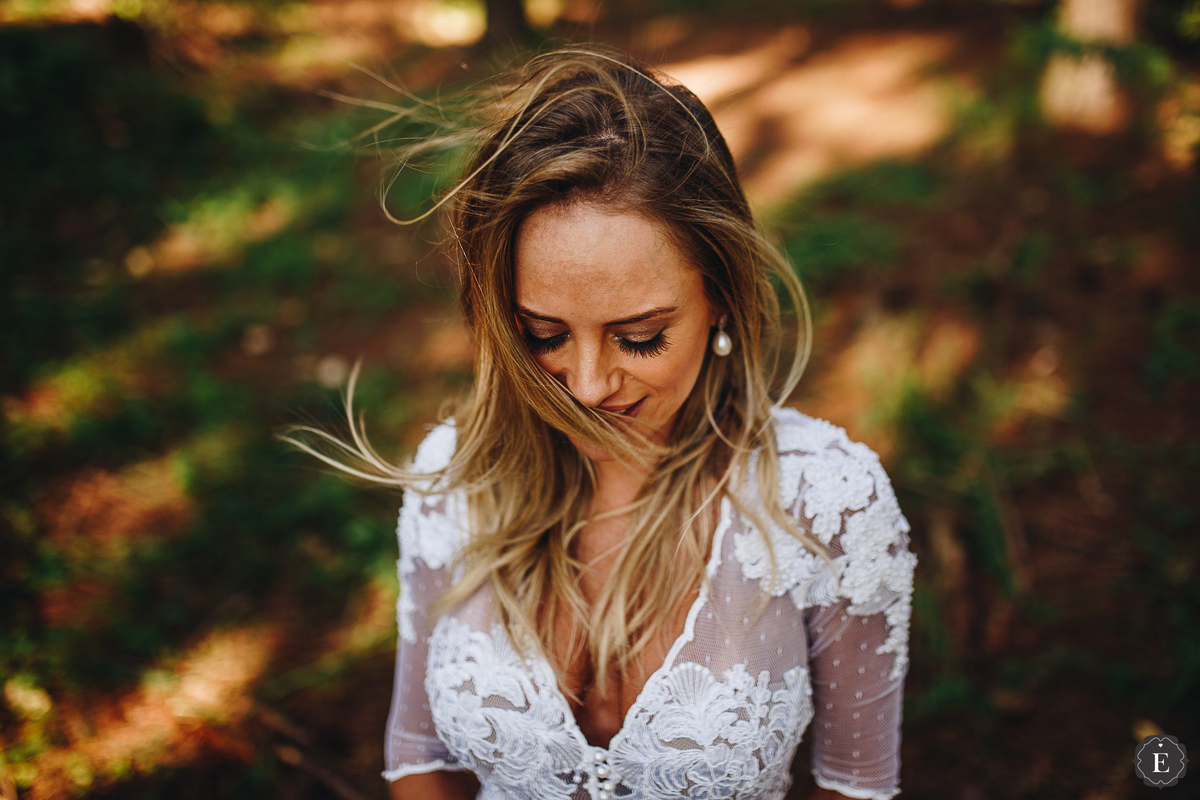 noiva delicada com seu vestido de noiva boho vintage de renda e tule, maquiagem leve e cabelo solto.