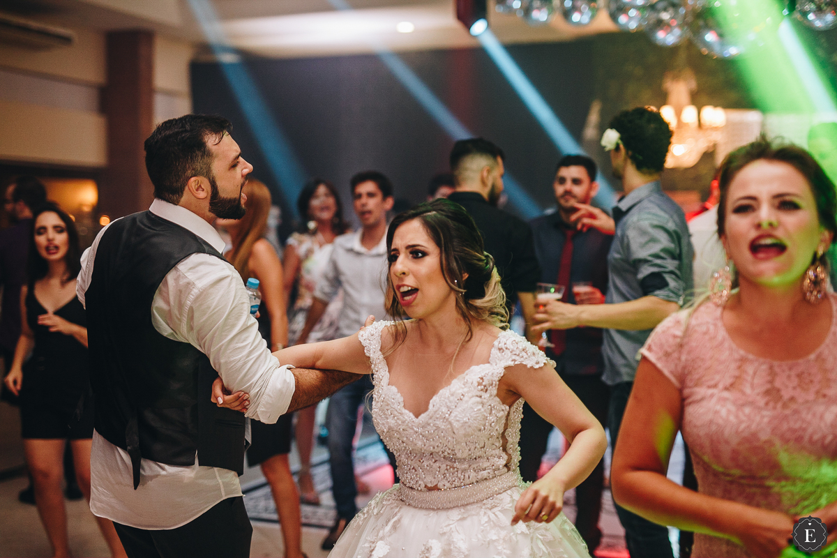 noivos felizes dançando na pista de dança em casamento noturno