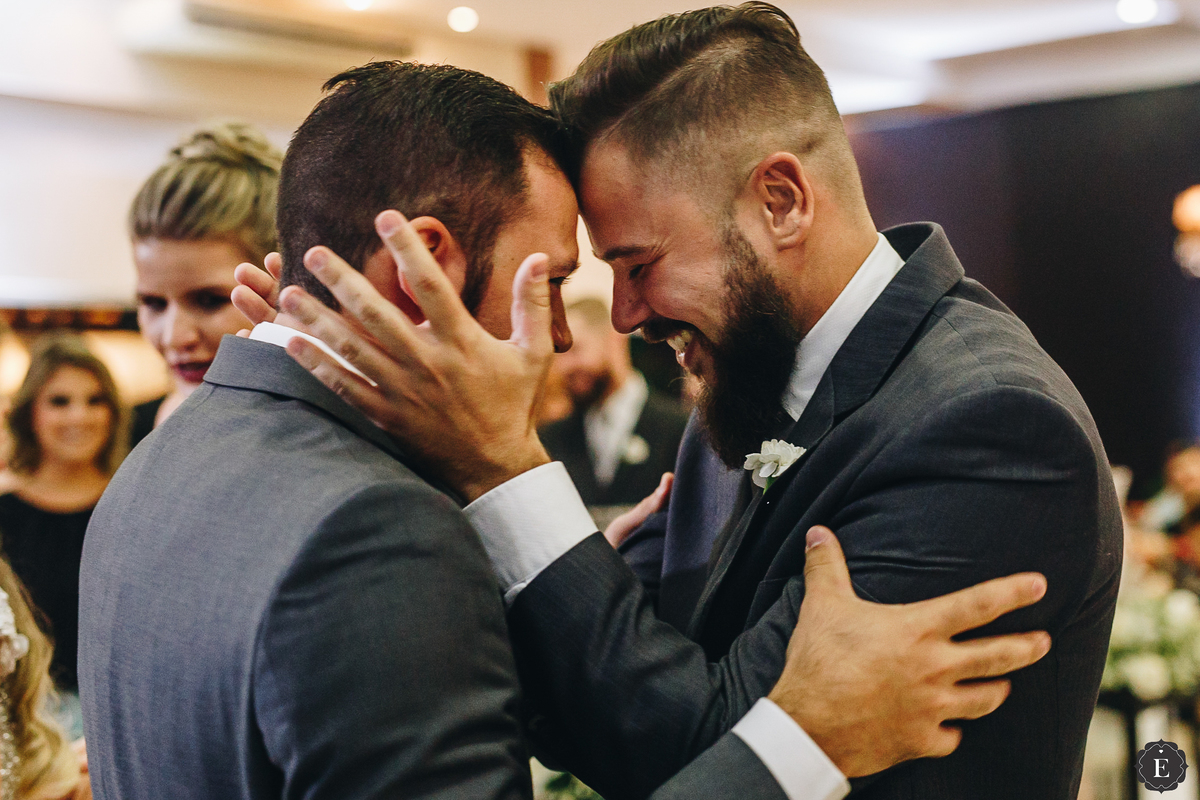 padrinho do noivo emocionado em casamento cheio de emoção em cianorte