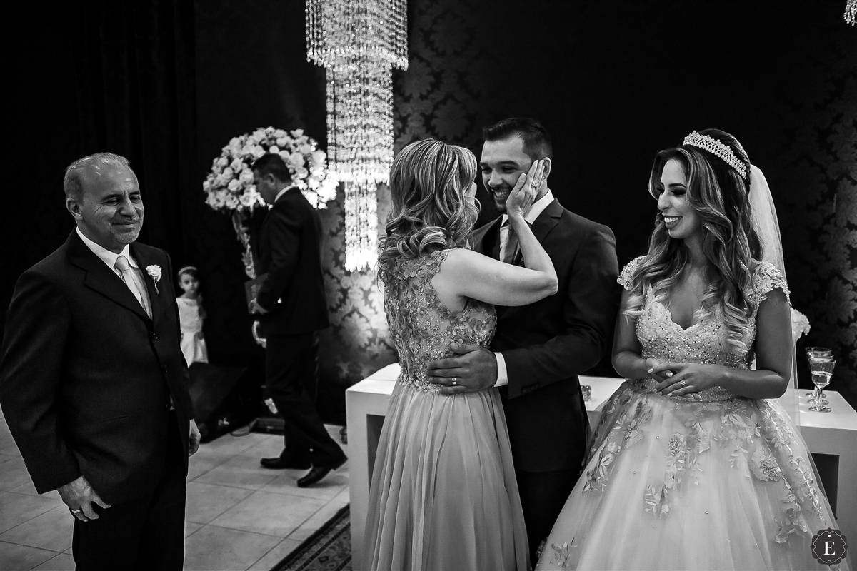 pais da noiva emocionados no casamento de sua filha princesa