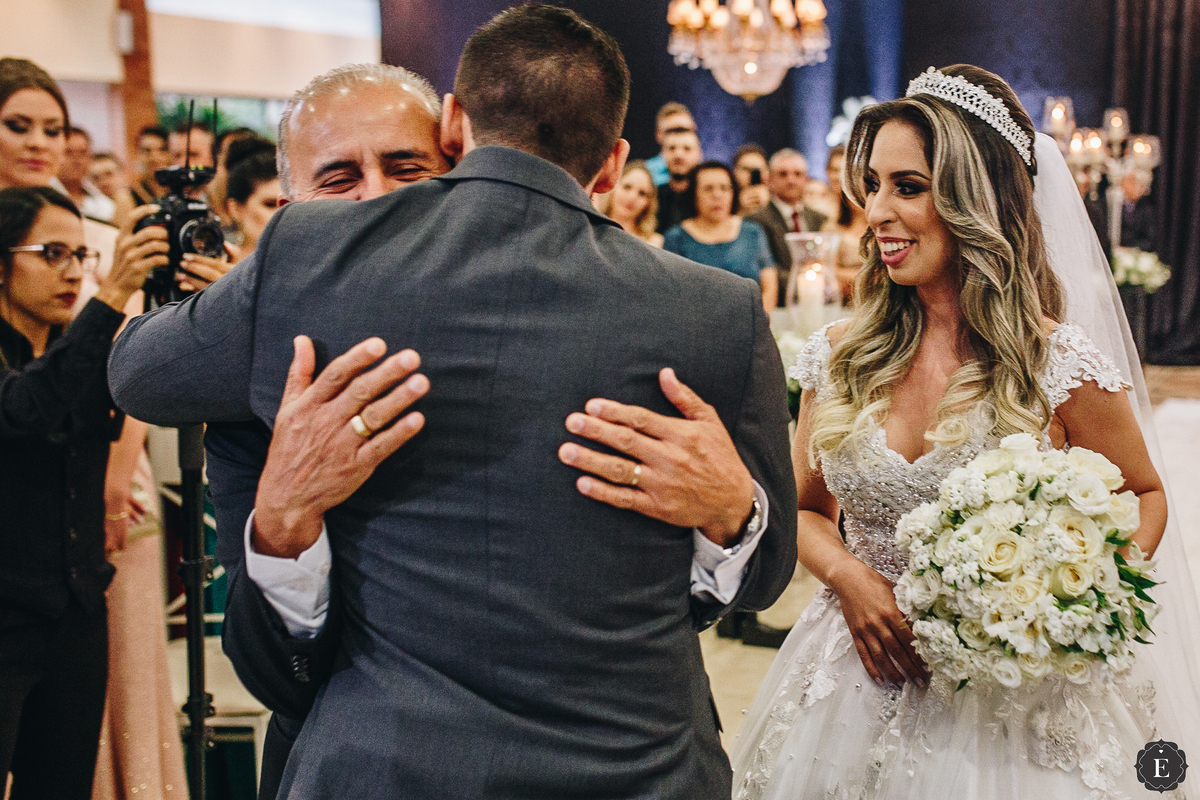 pai da noiva abraçando o noivo em lindo casamento de princesa em cianorte pr