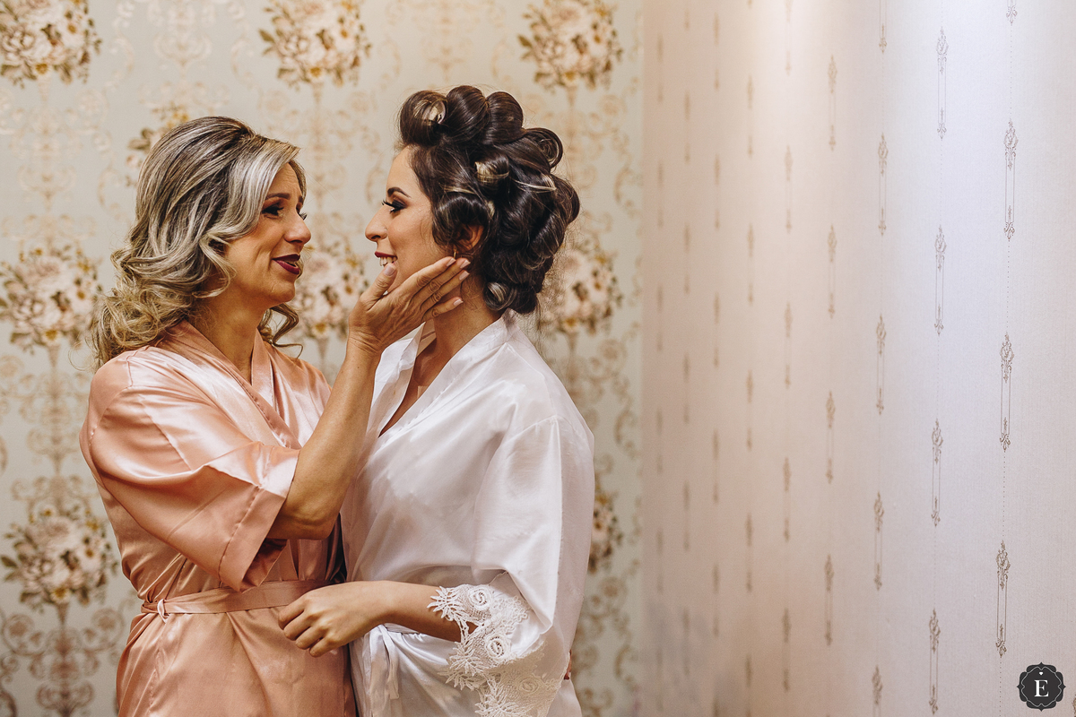 mae da noiva emocionada com sua filha no dia do casamento no parana