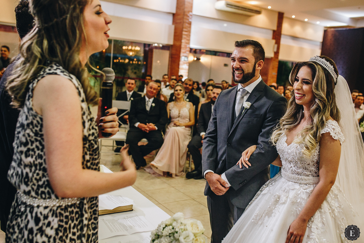 casal feliz no dia do casamento classico e cheio de surpresas em cianorte pr