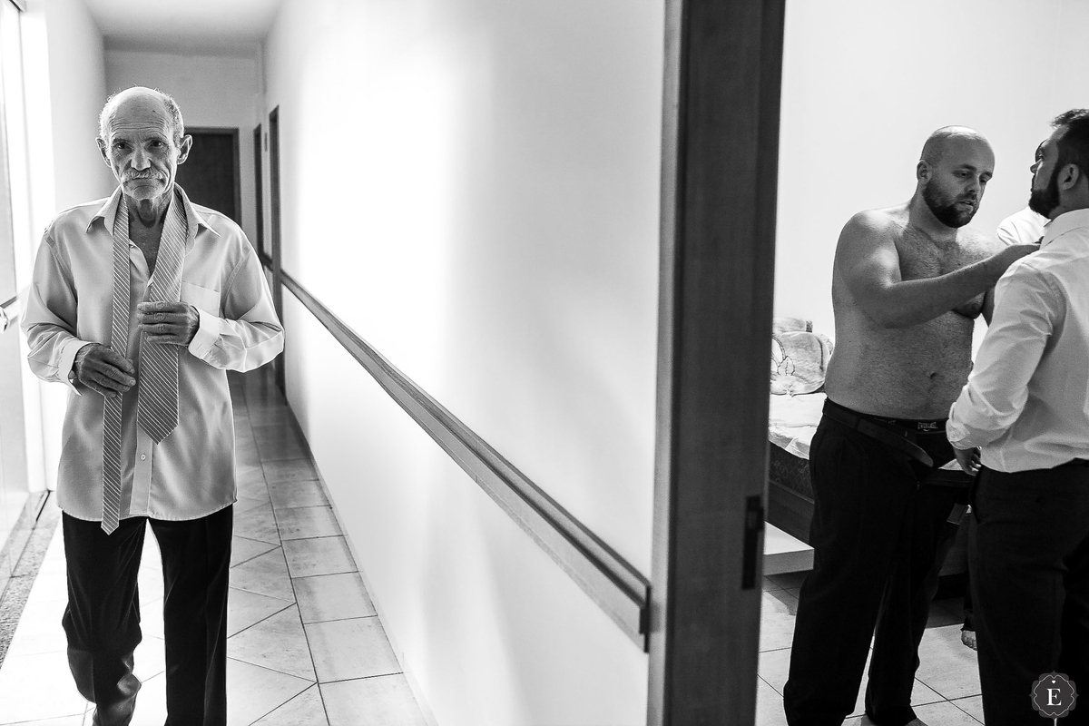 noivo se arrumando para seu casamento no parana