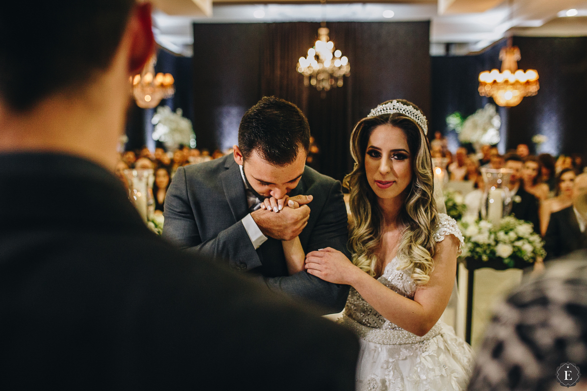 noivo beija a mao de sua noiva em linda cerimonia de casamento noturno em cianorte