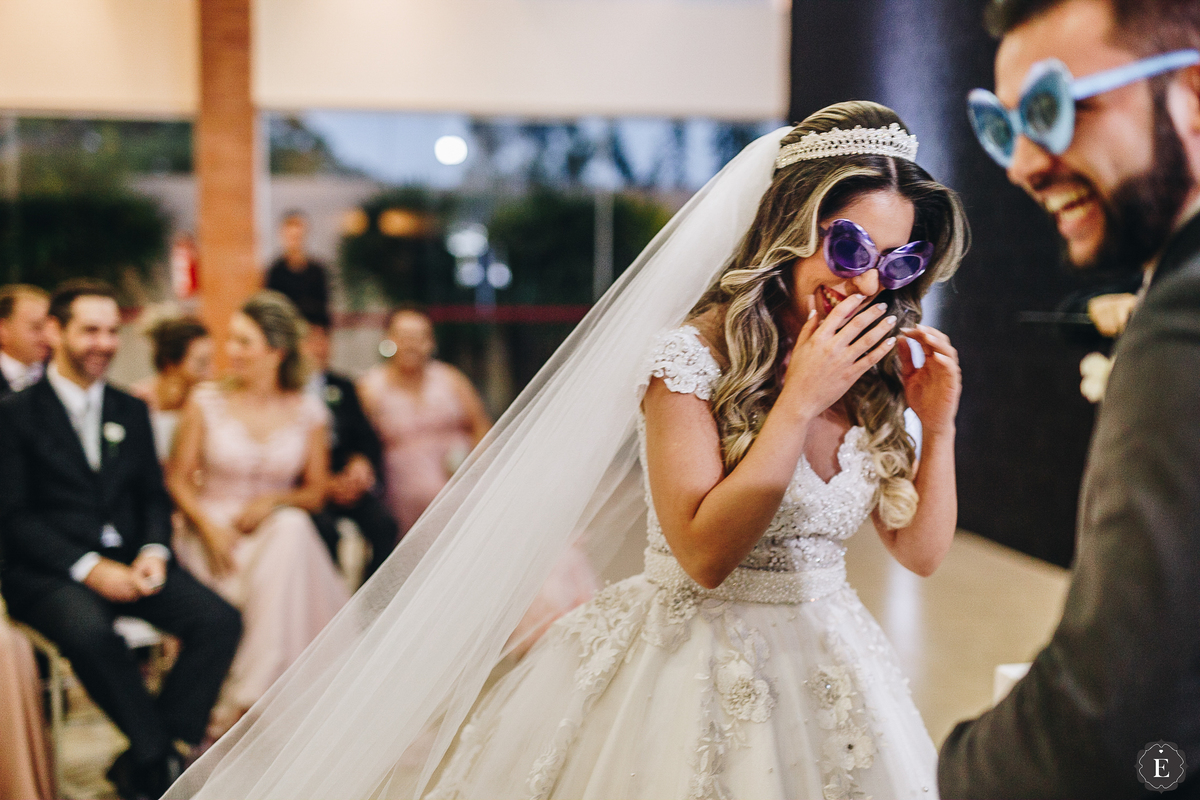 noiva princesa sorrindo em dinamica na cerimonia de casamento 