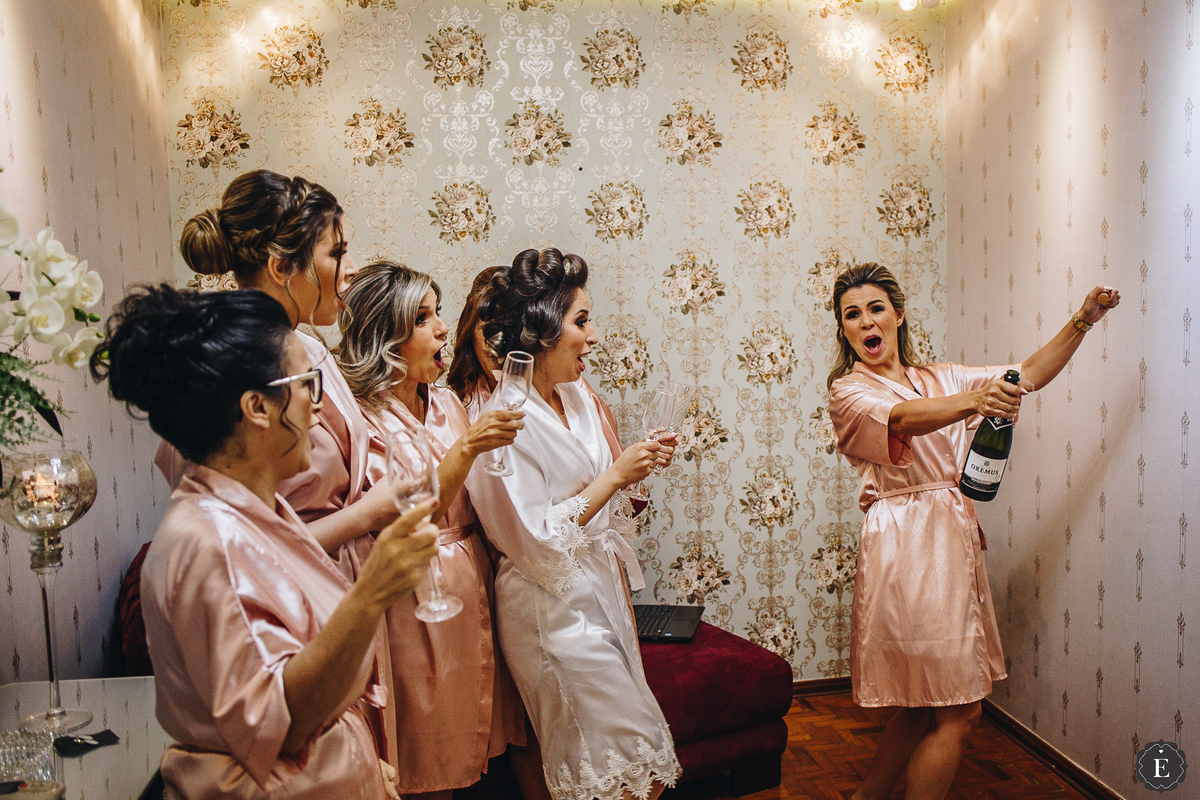 brinde divertido e alegre das madrinhas com a noiva em cianorte parana
